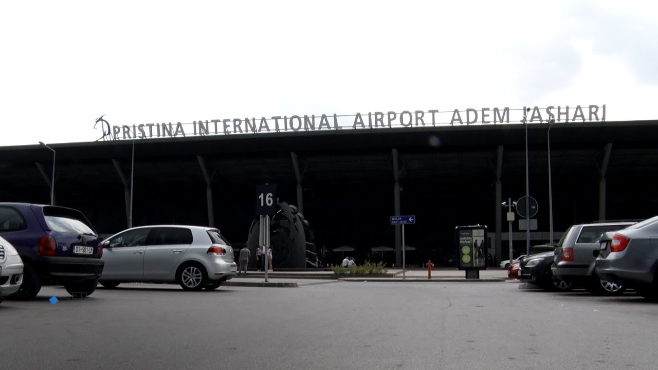 Flasin mërgimtarët nga aeroporti