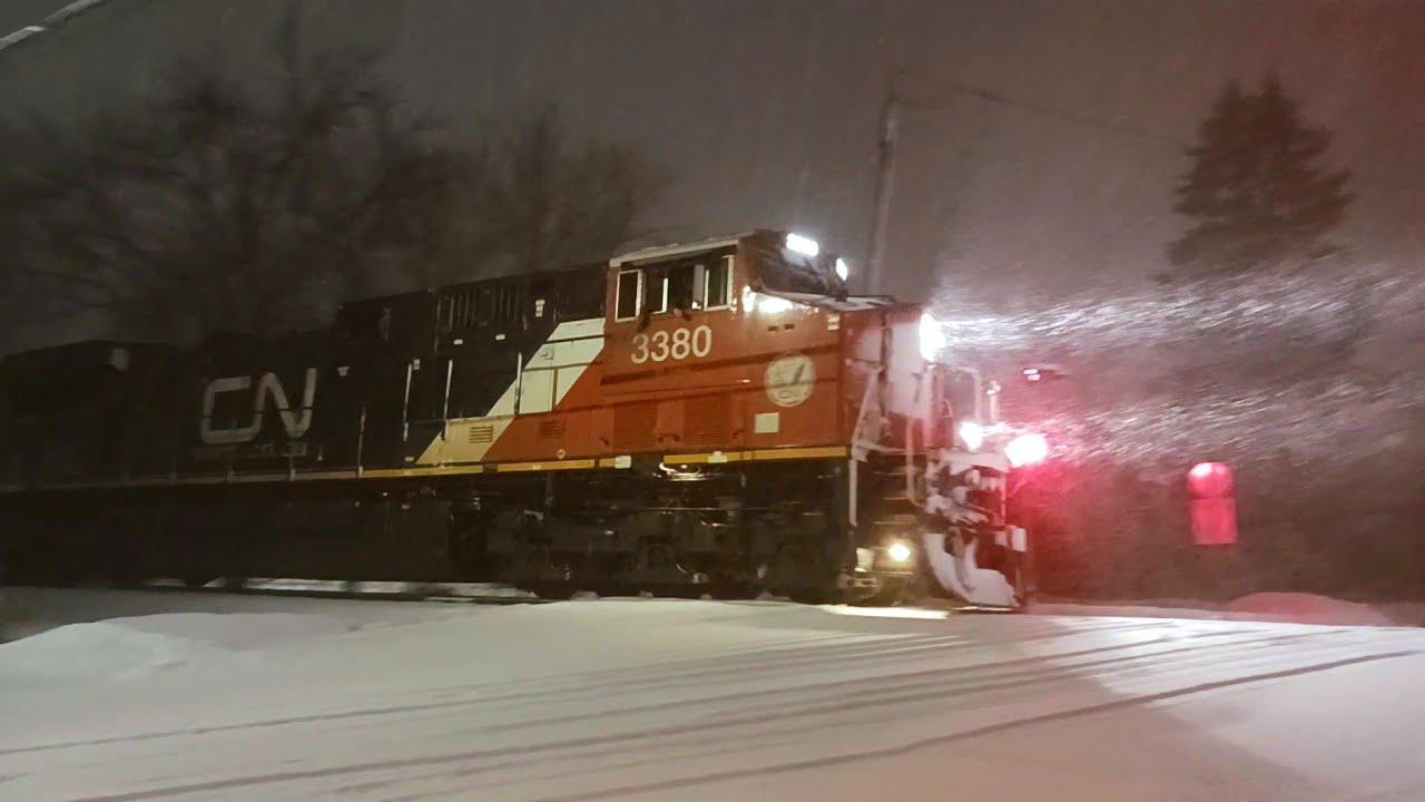 Slow CN L548 with c6m lead and a wave from the crew! - Boucherville, Qc
