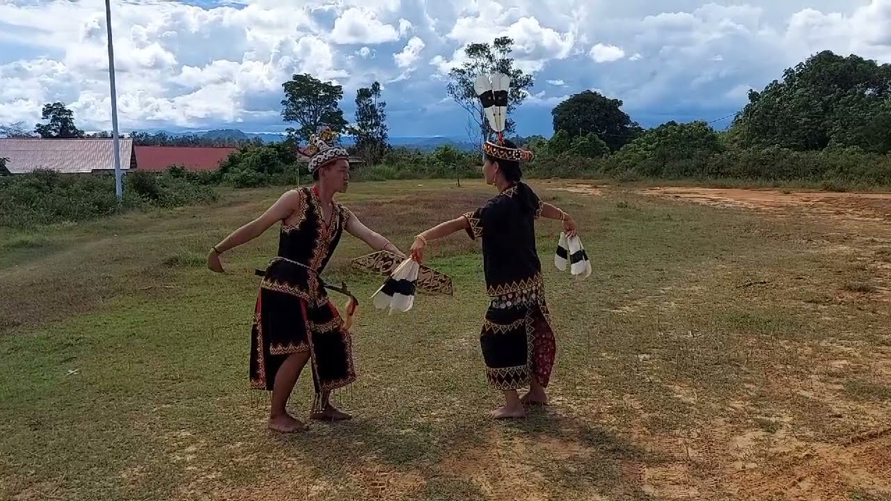 Tari Kreasi Tradisional_Lexirianus & Paschalia_SMAN 1 Long Pahangai_ Kab. Mahakam Ulu
