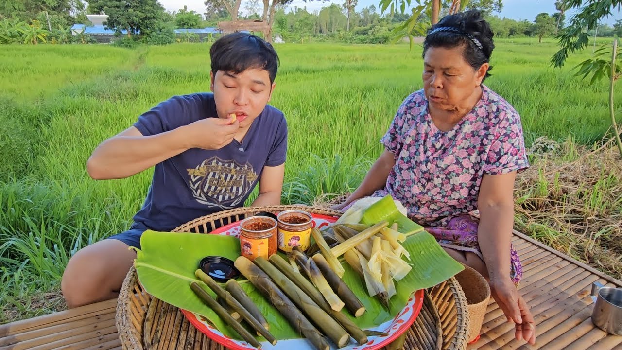 ต้มหน่อไม้สดกินกับแจ่วปลาร้าบอง