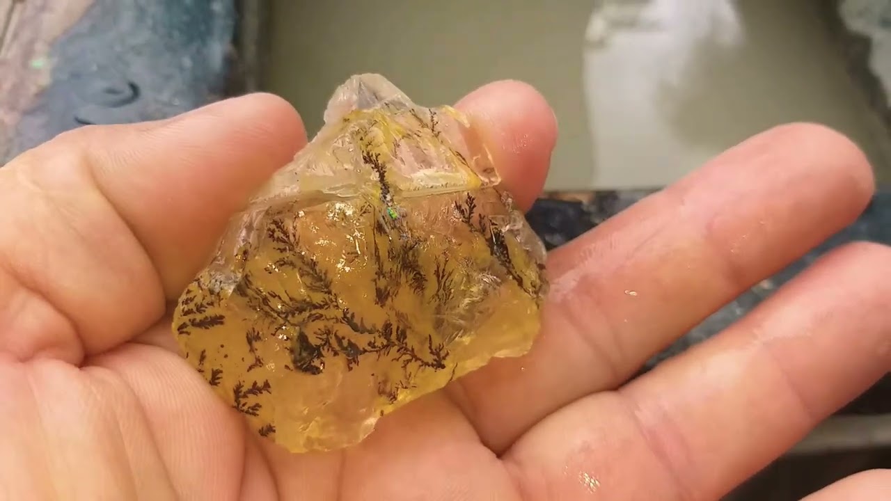 serrando pedras para lapidar