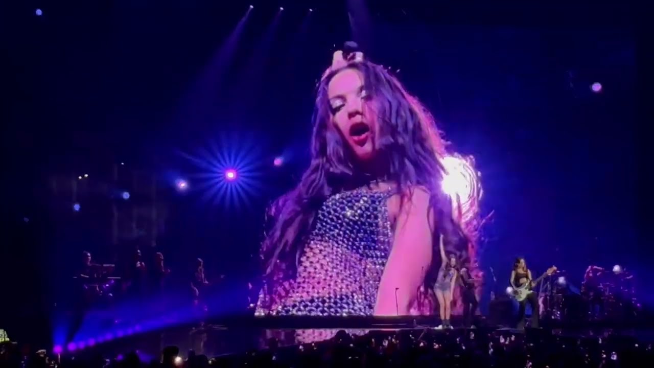 ‘Jealousy, Jealousy’ by Olivia Rodrigo at #qudosbankarena 17.10.24 #gutsworldtour #oliviarodrigo #AU