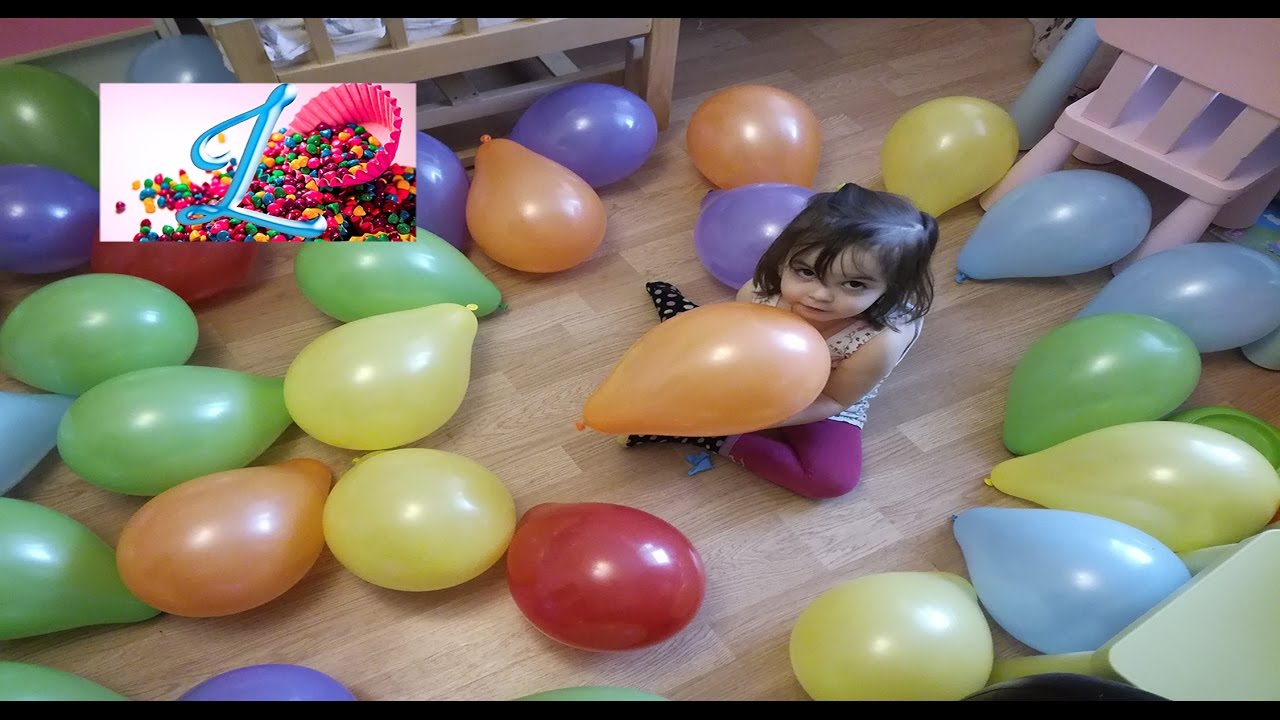 Алиса играет с воздушными шариками и лопает их / Alice plays with balloons and  bursts them