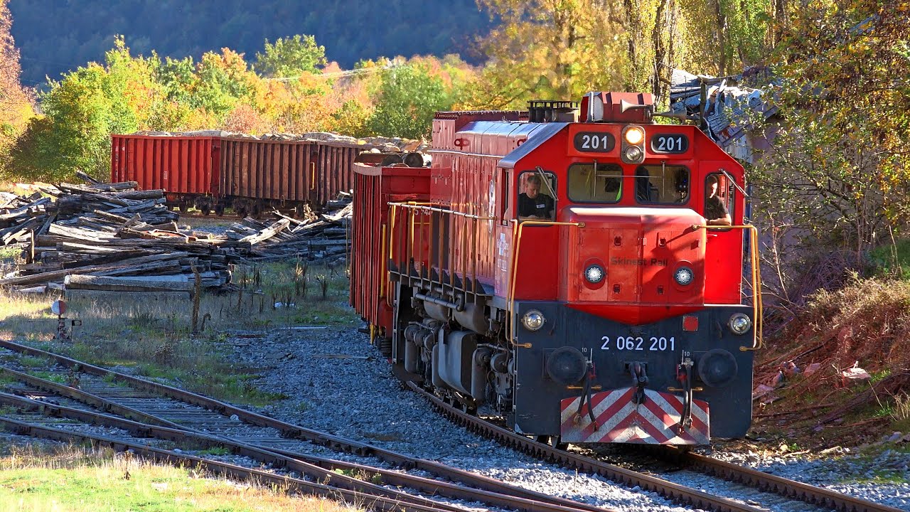 The red EMD picks up a wood train from Gračac, Croatia