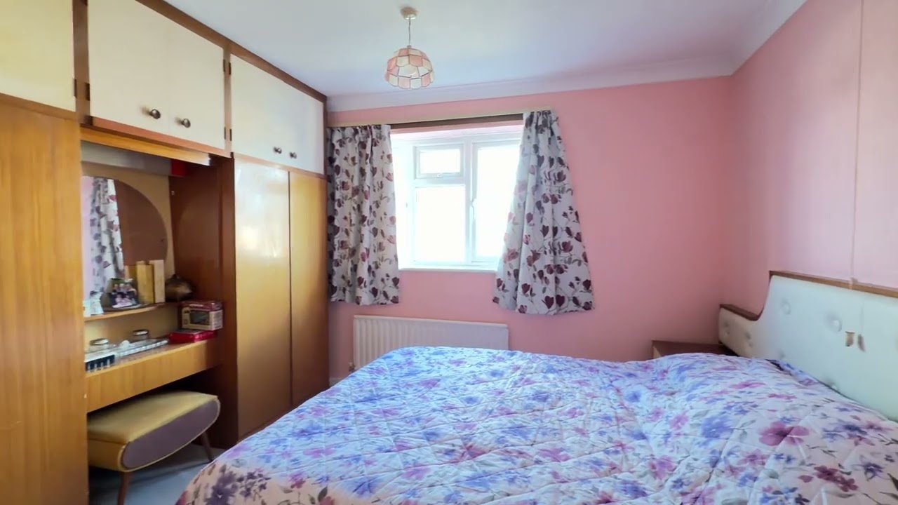 Daly Avenue, Hampton Magna-rare, 3 bed detached with 3 garages. large corner plot-needs updating!