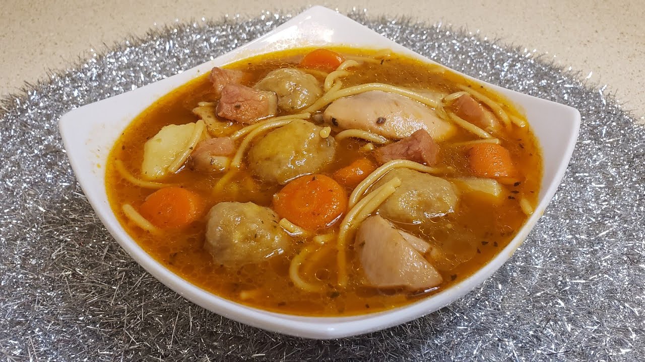 sopas de pollo, jamón y bolitas de platano
