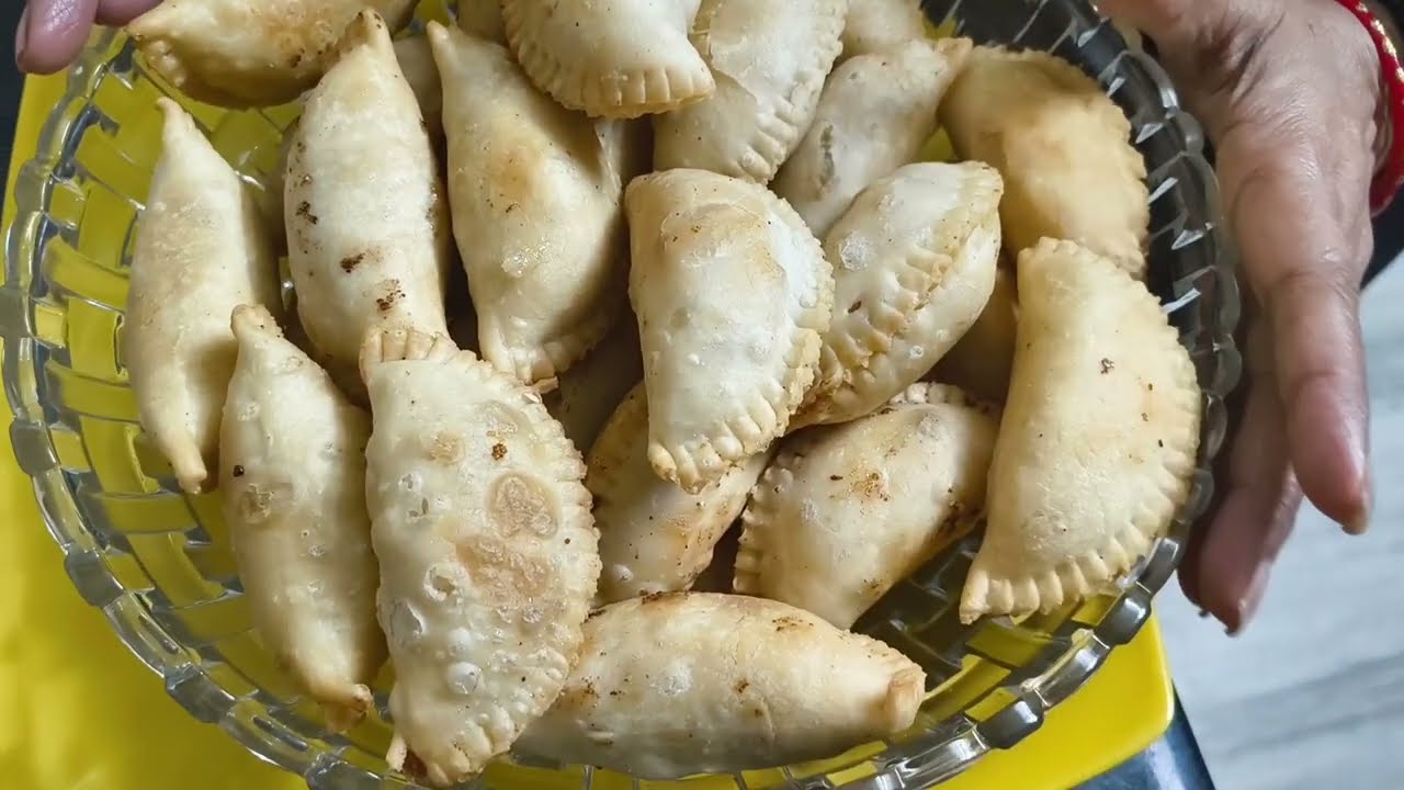 घर की बनी देसी मावा गुजिया – स्वाद जो दिल जीत ले  मावा वाली स्पेशल गुजिया🌺