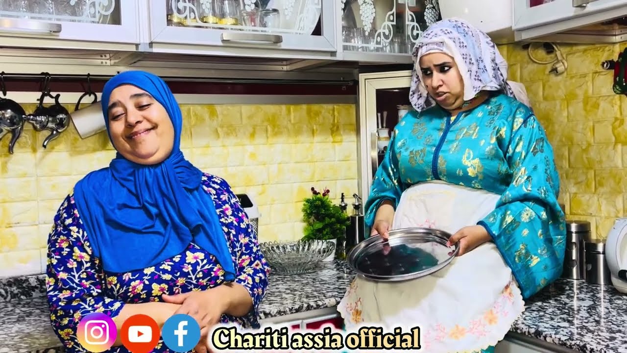 فيلم قصير مغربي سلخات جارتها 😂في الحمام او متوقعاتش غادي  يوليو نساب الحرب العيالات (الجزء التاني)😰