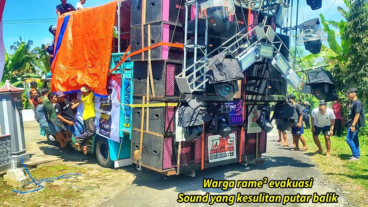 Di evakuasi rame rame oleh warga masyarakat, bunga audio kesulitan putar balik di jalan sempit