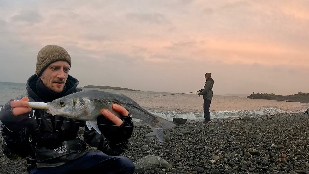 LURE FISHING FOR BASS IN WINTER | CATCHING BASS ON SURFACE LURES | PATCHINKO 140
