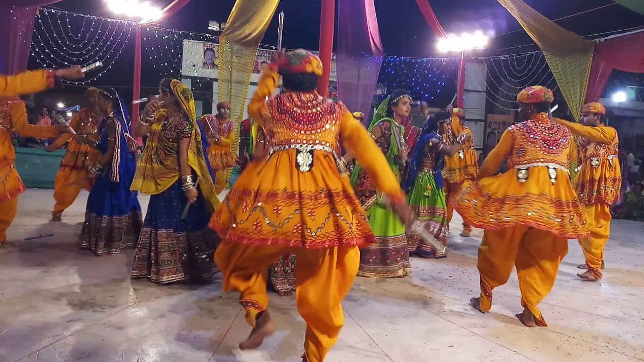 Mhara bhaiyo mhara bunio aadiwasi garba song perform by rathore garba mandal 9039567462 9009855578