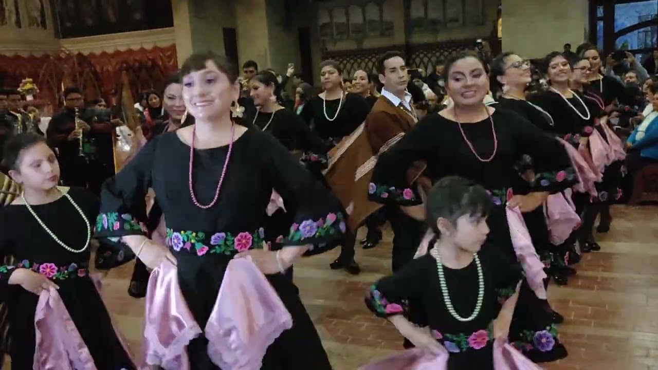 Pallas de Huari -Adoraci&oacute;n  a Mam&aacute; Huarina ( con traje de noche) 2023