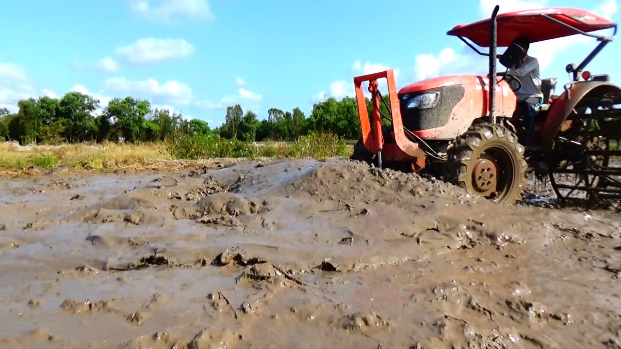 Máy cày Kubota M6040 Trang đất quá đỉnh