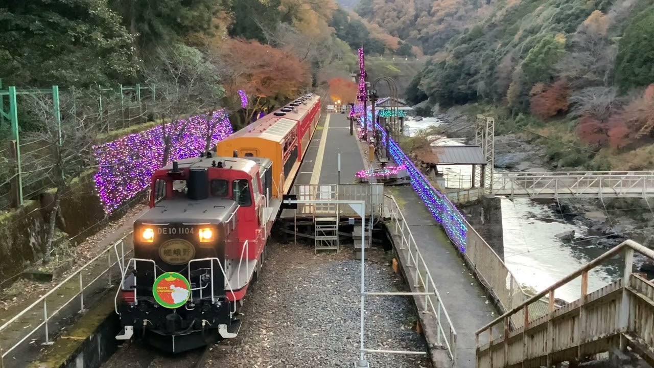 トロッコ保津峡を発射する嵯峨野トロッコ