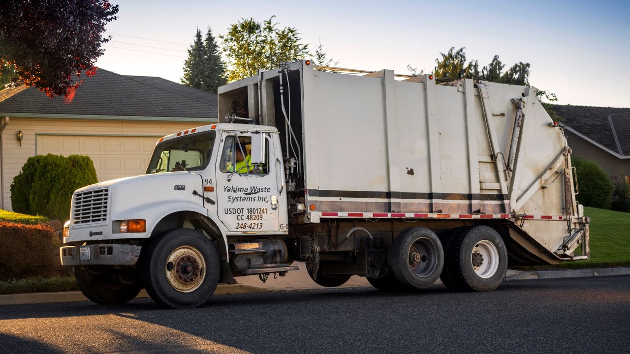 International 4900 - Dempster Route King II Garbage Truck