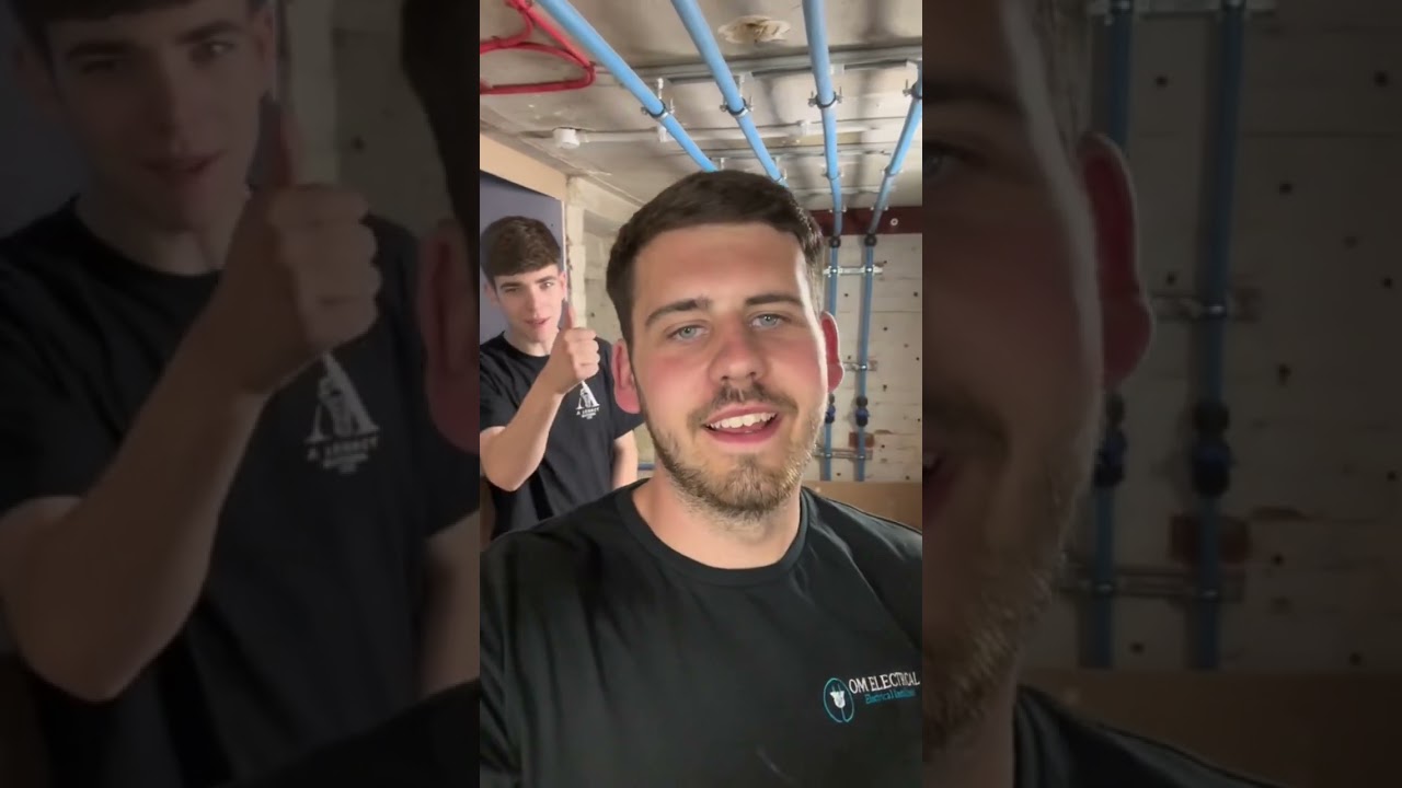 Я оставил ученика на работе одного #электрик #электрик #ученик