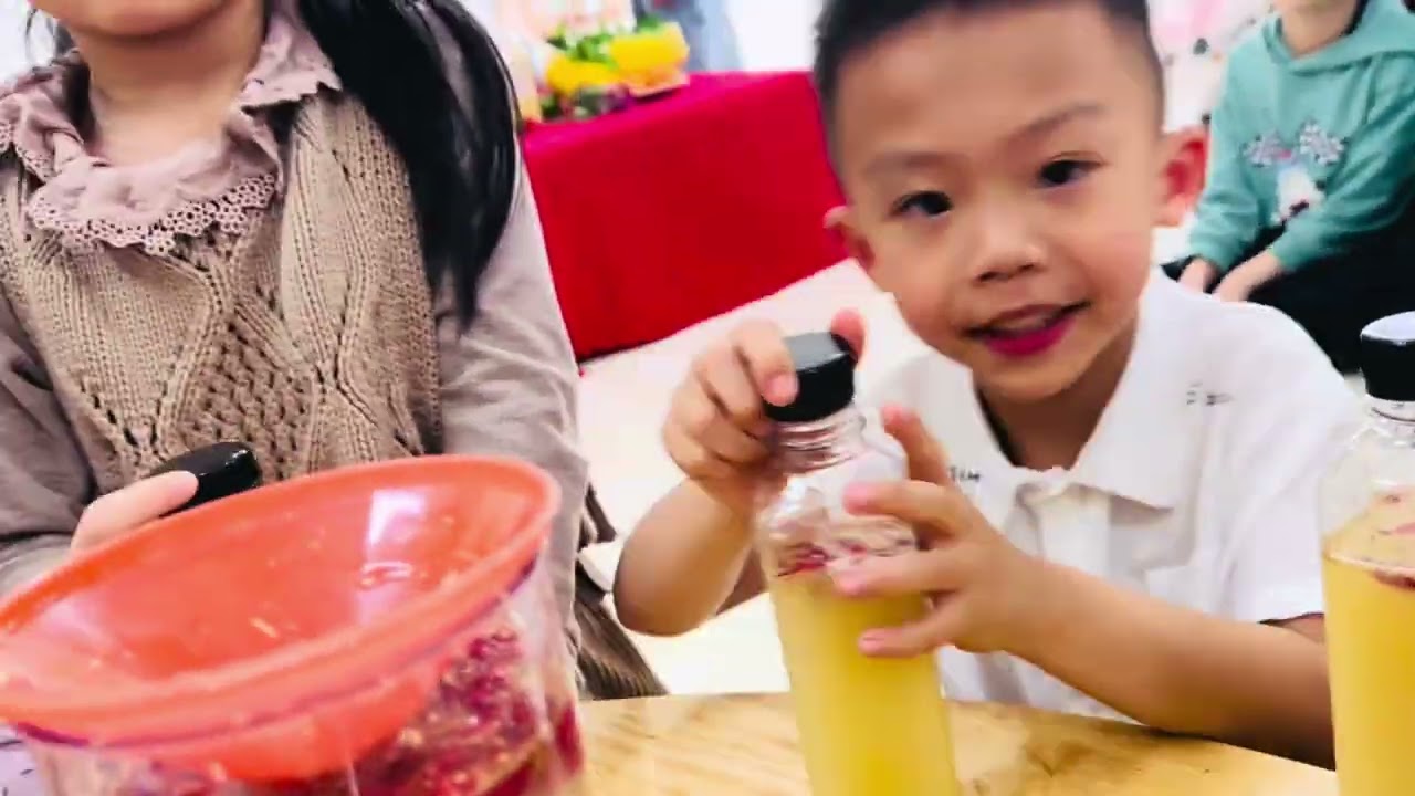 Làm nước thơm tặng mẹ 8/3