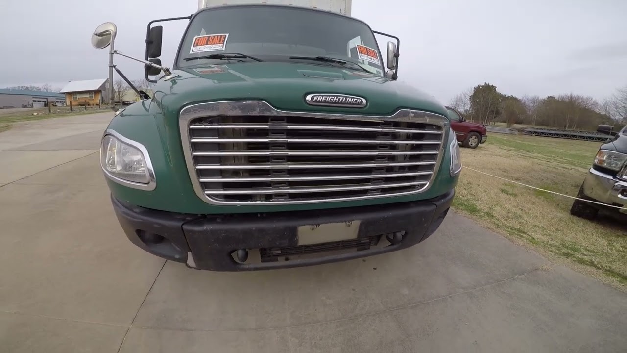 05 Freightliner M2 Business Class 26 ft Box Truck w Lift Gate 6 Speed Manual Transmission FOR SALE !