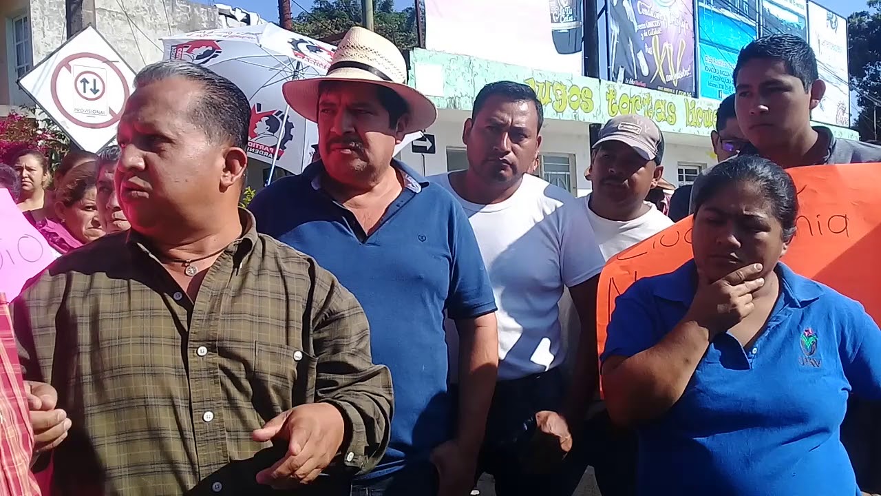 diálogo entre asesor jurídico del Ayuntamiento de Xico e inconformes por el cambio de vialidad