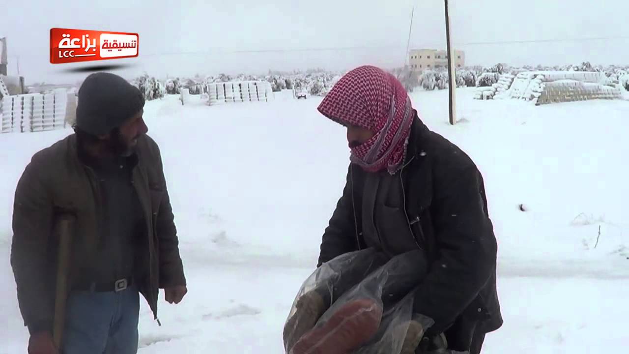 بزاعة: جولة على منازل وخيم النازحين وتوزيع الخبز والمساعدات لهم 11-12-2013