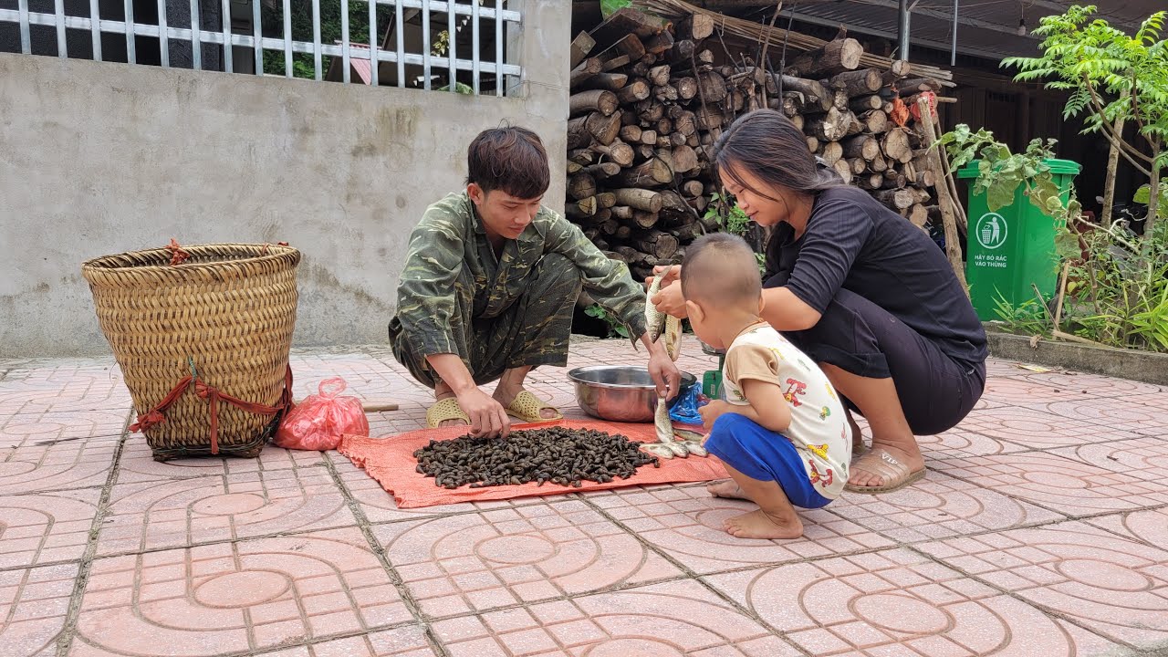Go to the stream to catch snails and fish to sell. Binh's joy is selling all the snails and fish