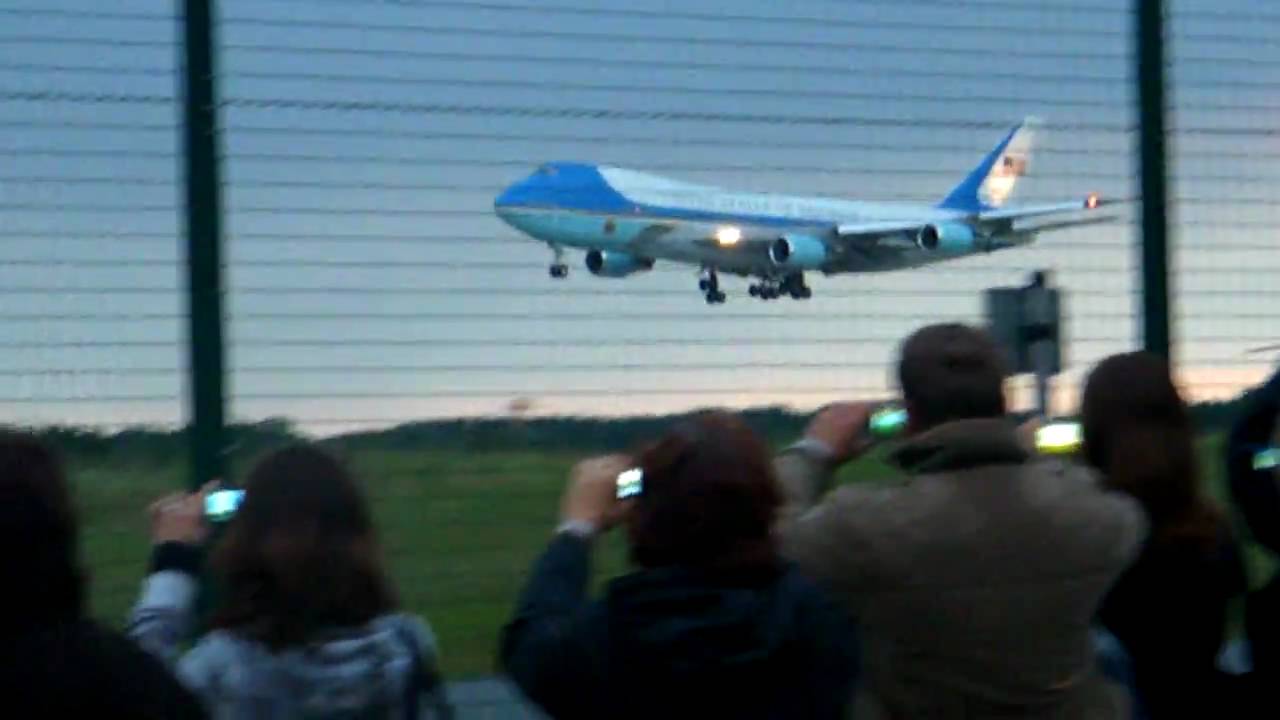 Obama landet mit Airforce One in Dresden - 04.06.2009 (HD)