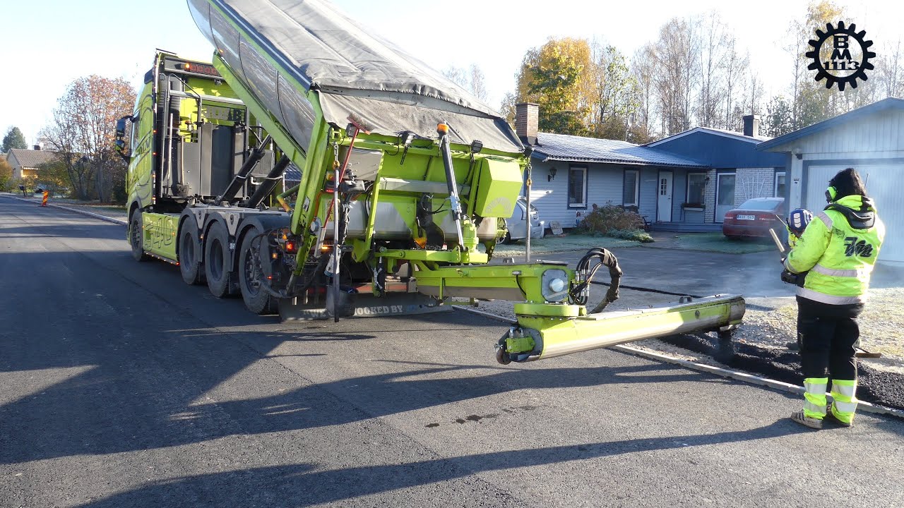 Remote controlled Volvo FH - 540 truck & asphalt Sprider in work