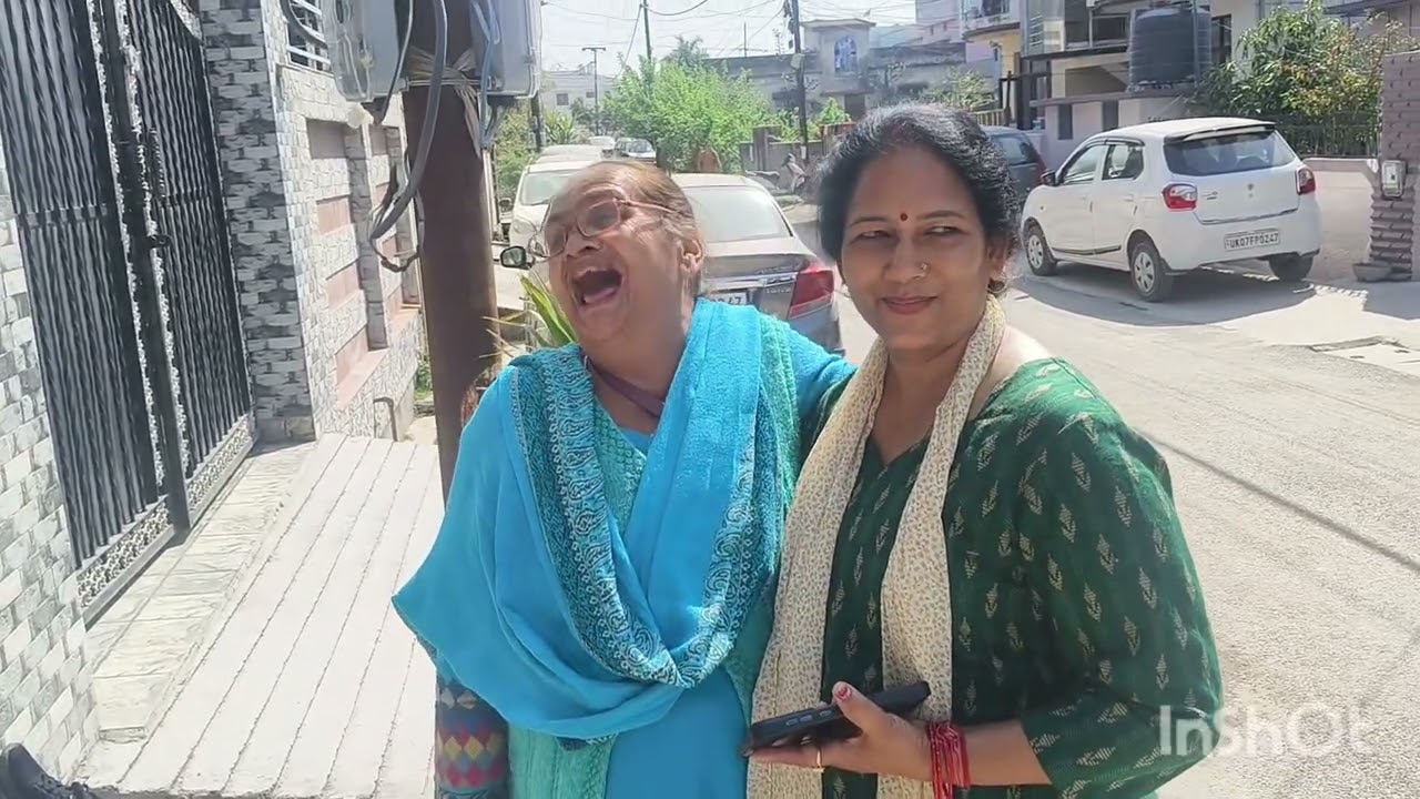 आज गए हम दोनों बहने निमंत्रण देने
