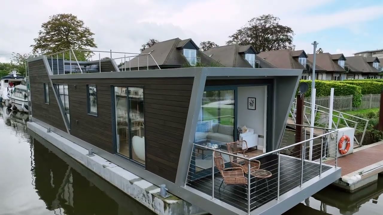 Bluefield R750 houseboat
