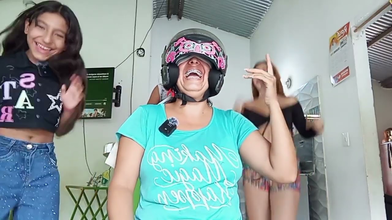 Jugando con mis hermanss y mi mamá al juego del casco el final es el mejor 😂😂#fypシ゚viral #humor 