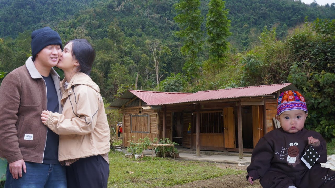 Huong was happy when Jon bought warm clothes as gifts for her and her son. Lý Tử Hường