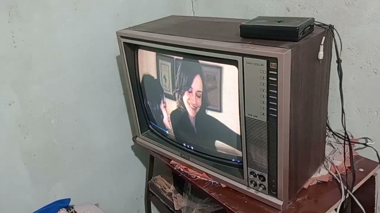 TV antiga Semp de 1984 com Netflix. Se inscrevam.