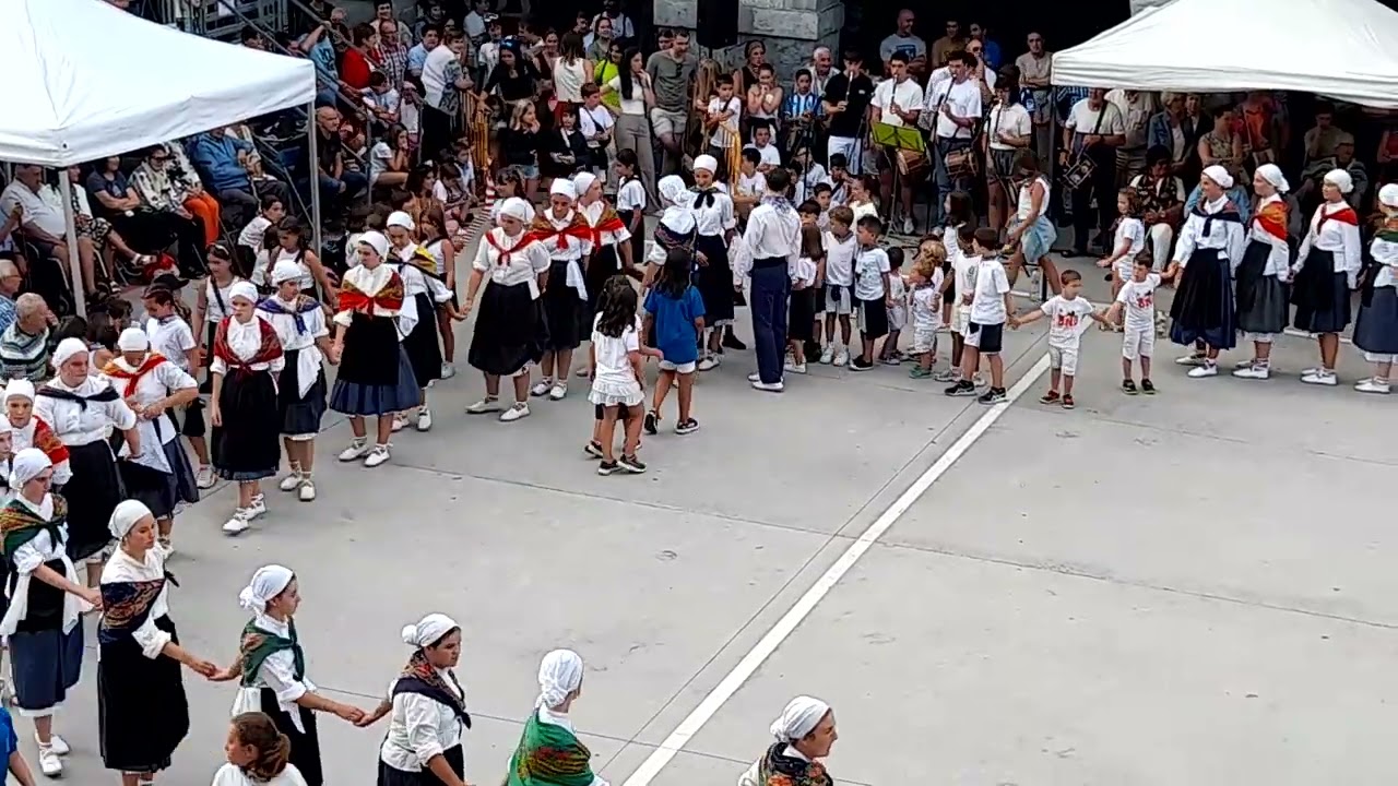 Leiza un pueblo que baila. Ingurutxo 3.8.2025. (1)