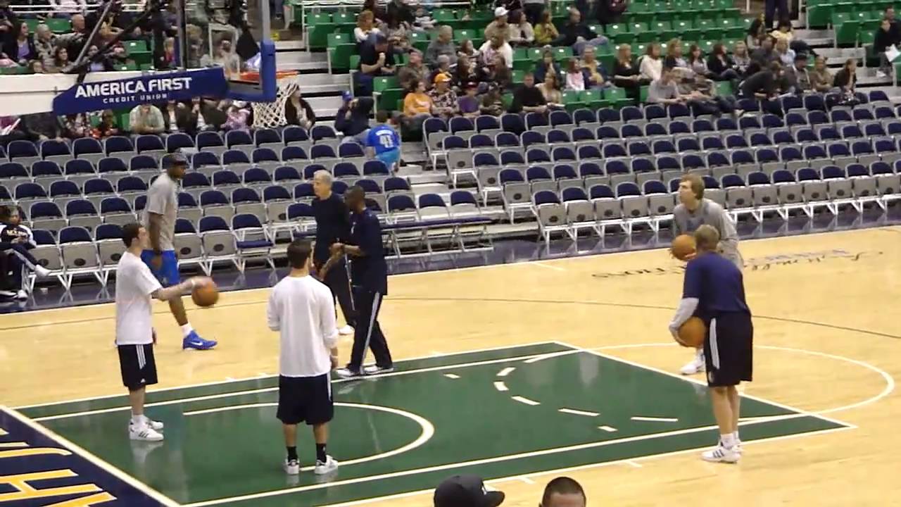 Dirk Nowitzki pre-game shooting / signing autographs @ ES Arena
