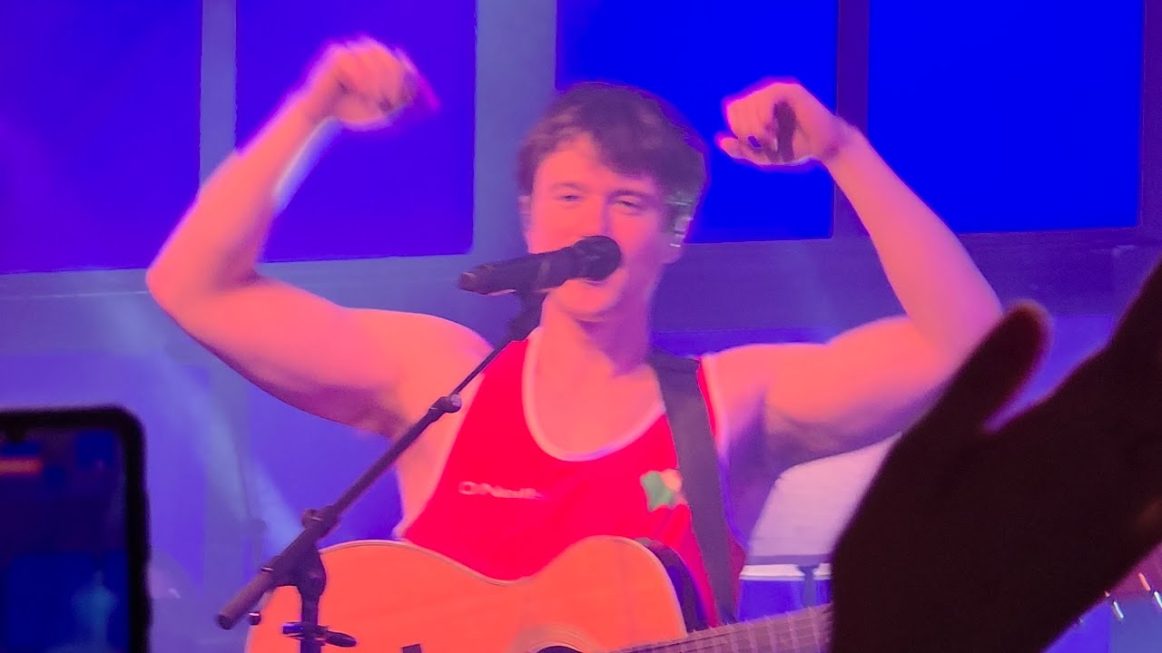 Alec-benjamin came out in boxing gear and sang 12 notes  -12-notes-tour-dublin-12-03-2025