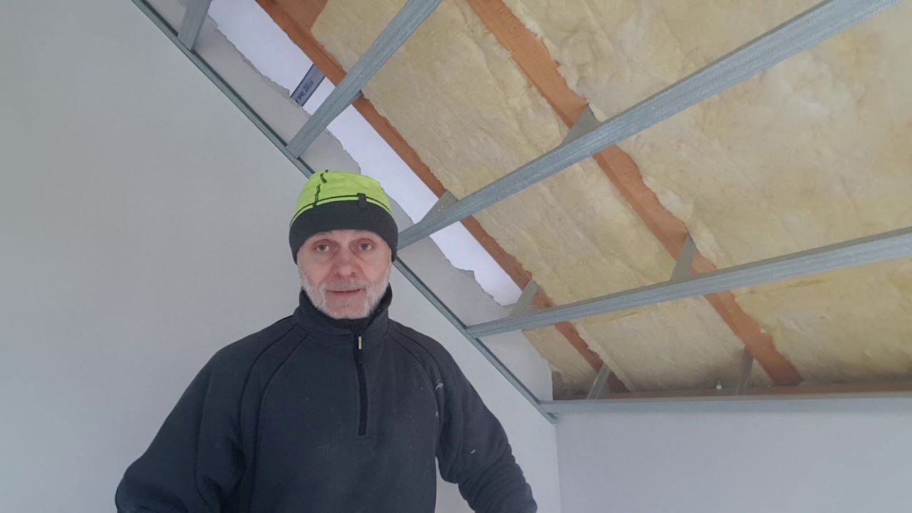 Jak układam wełnę nad ścianą pomiędzy krokwiami.