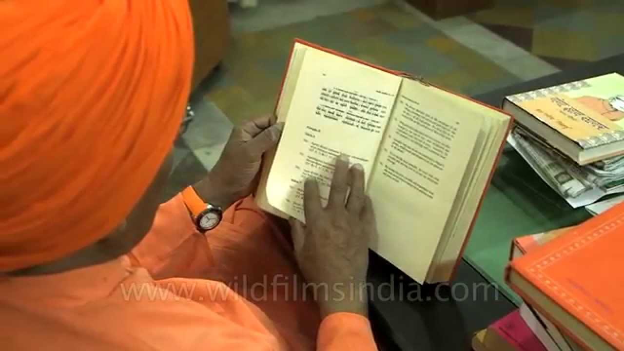 Swami Agnivesh reciting Hindu holy books