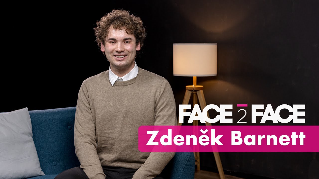 Zasmějte se s jedinečným imitátorem Barnettem, který přivedl do studia Zemana, Babiše nebo i Fialu
