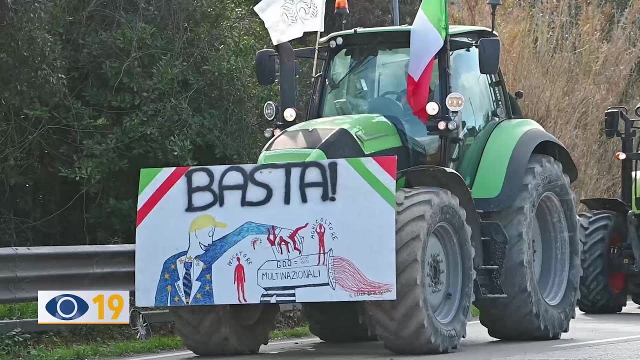 Agricoltori in protesta: oltre 150 trattori a Pesaro