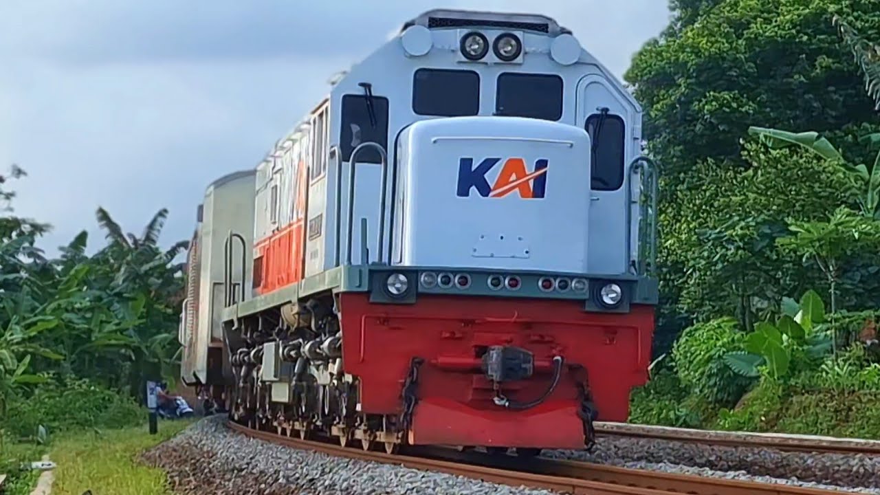 KERETA API PANJANG‼️ HUNTING 30 KERETA API NGEBUT DI PERLINTASAN MENIKUNG