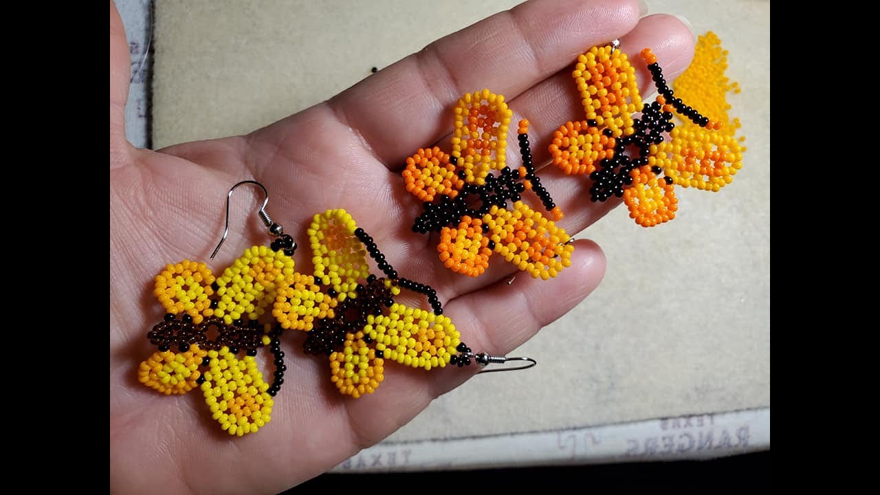 Aretes mariposa en mostacillas