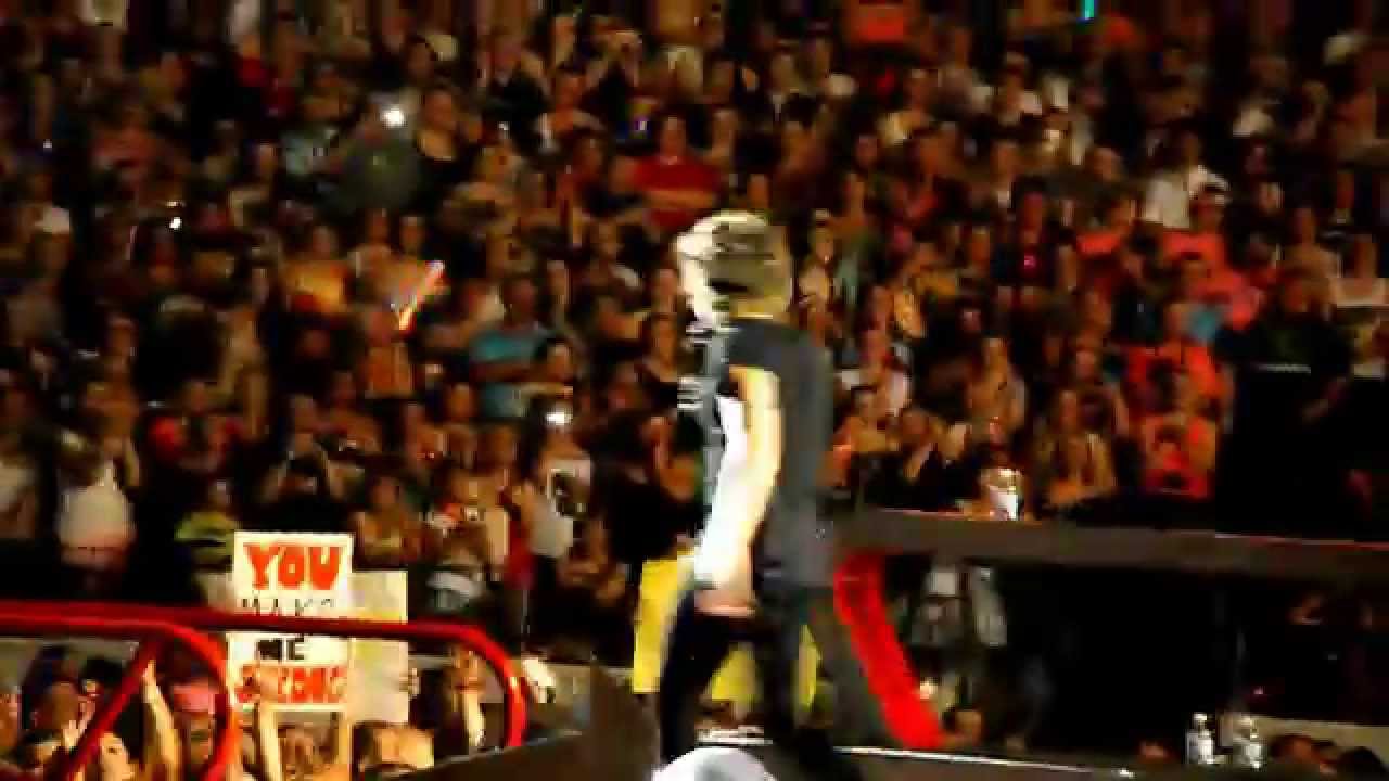 One Direction-Harry brings a little boy on stage in Nashville 8/19/14