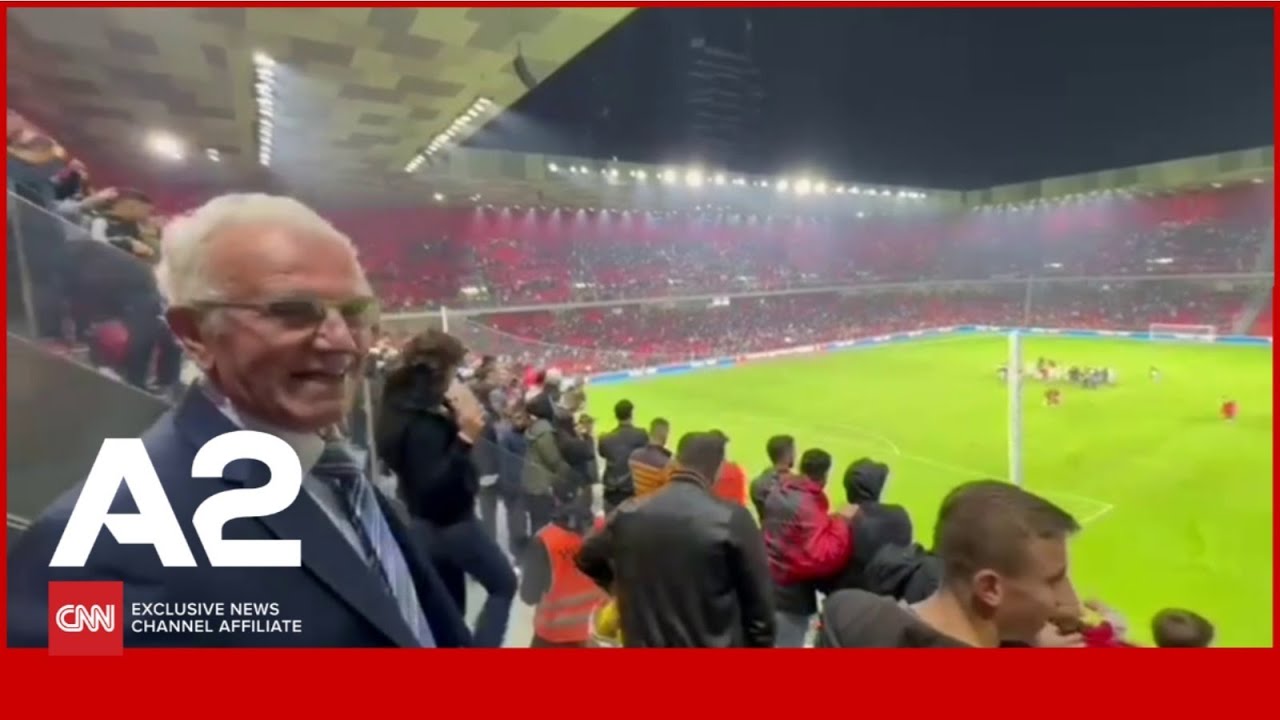 I gjithë stadiumi këndon “Mora fjalë”, emocionohet mes tifozëve kompozitori i këngës Naim Gjoshi