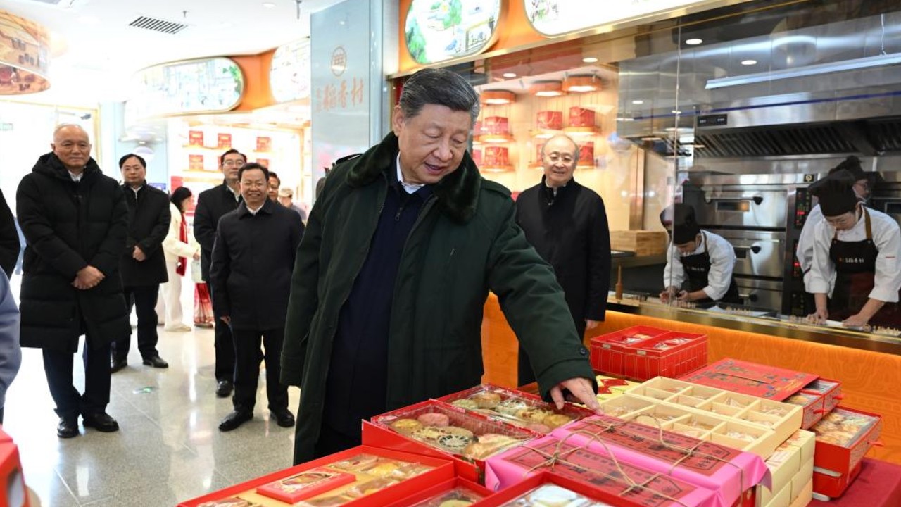 President Xi visits a time-honored bakery, sparks New Year snack craze
