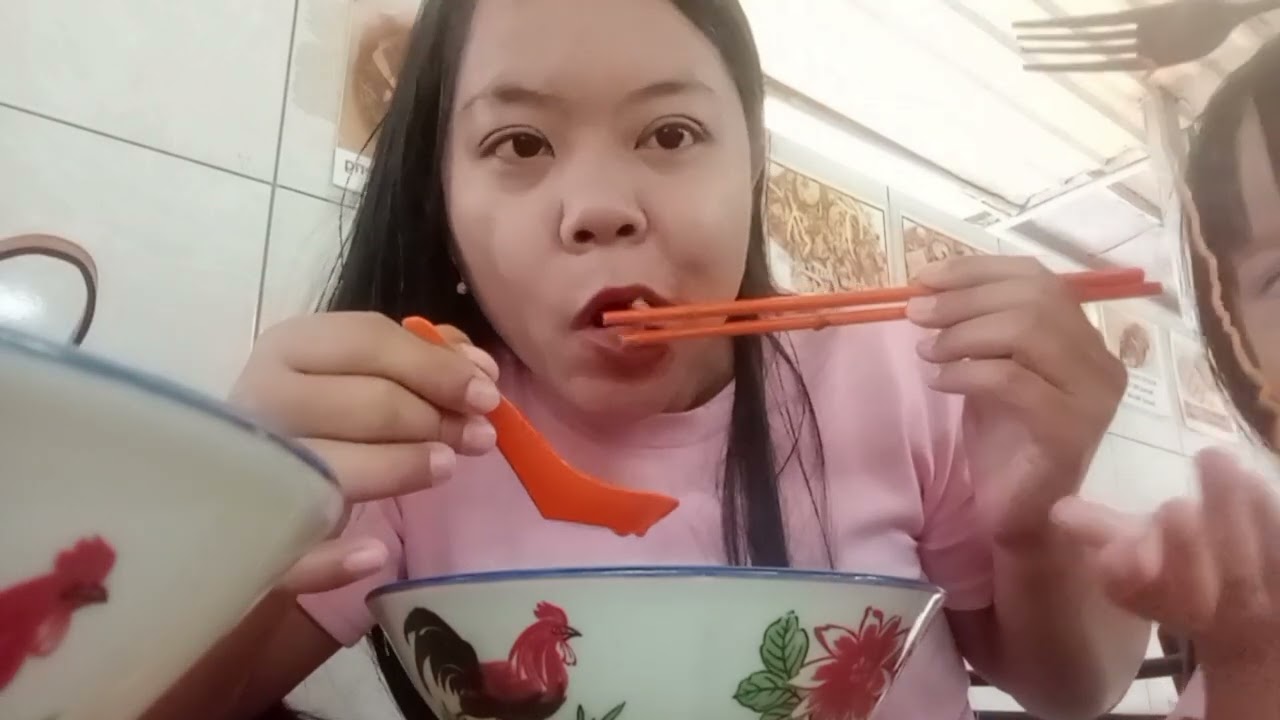 Sebelum berangkat pergi Kuching, sarapan pagi dulu di kedai makan simpang gedong