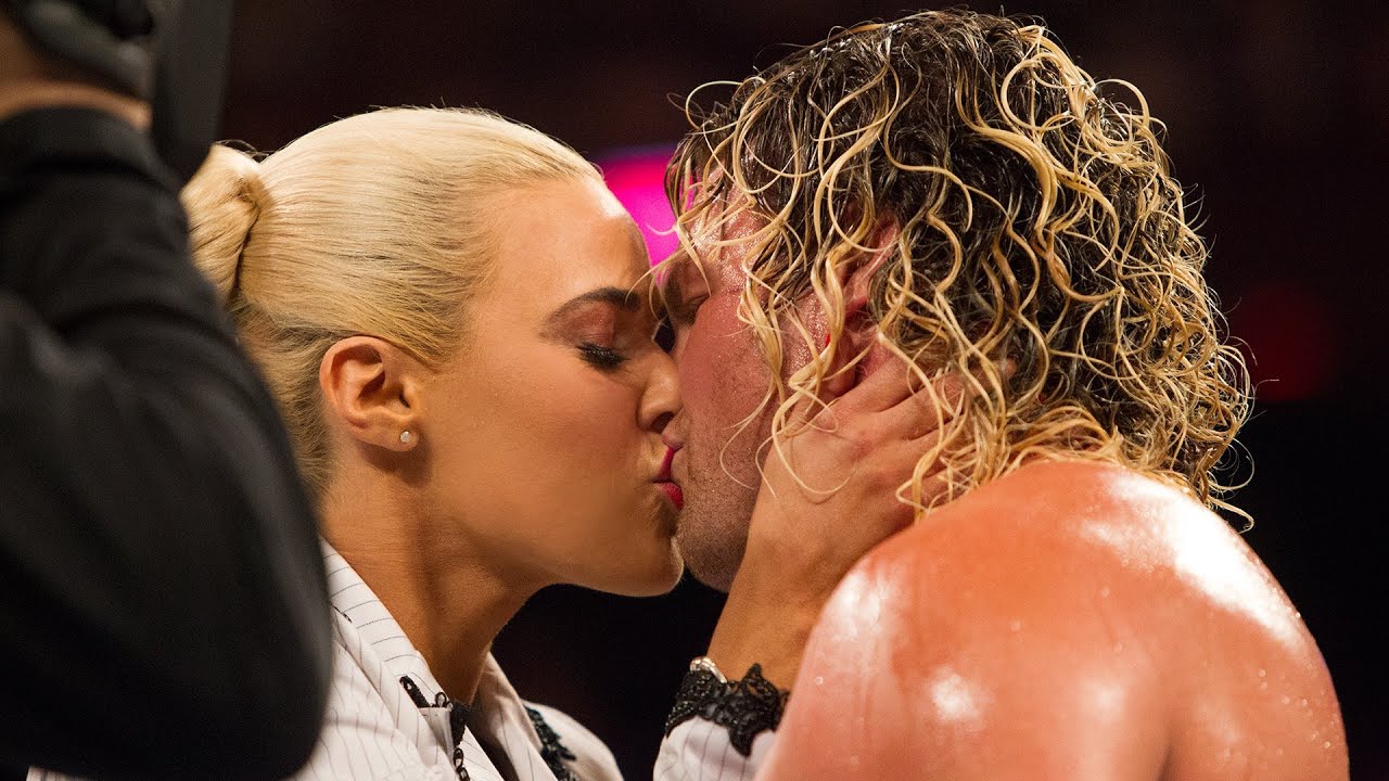 Удивительные поцелуи суперзвезд: плейлист WWE