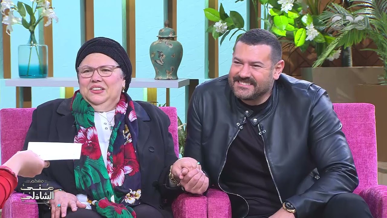 عمرو كان شقي جدًا.. اول ظهور لوالدة عمرو يوسف