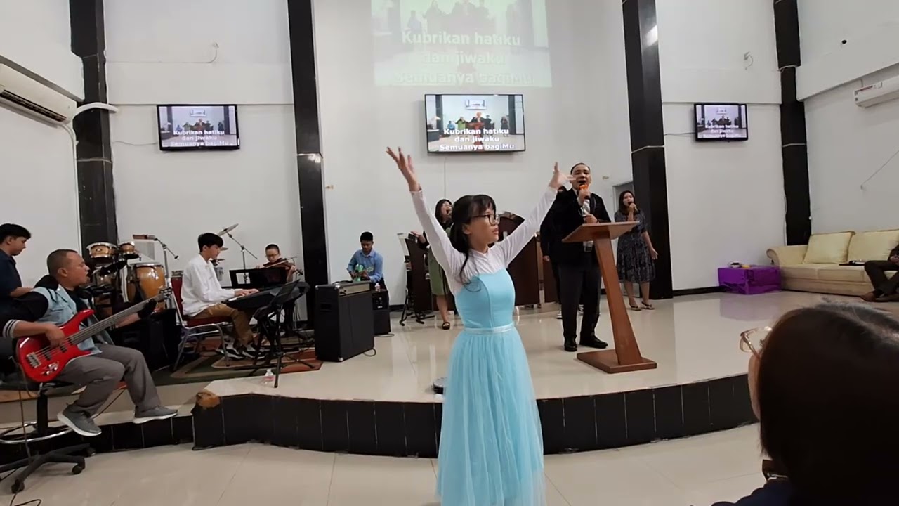Kub'rikan Hatiku 2 - Jojo Plays Keyboard and Violin at GPDI Hosana Narada