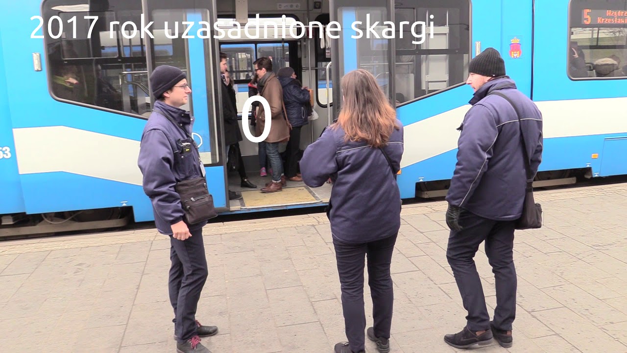Dwa lata z umundurowanymi kontrolerami w komunikacji w Krakowie