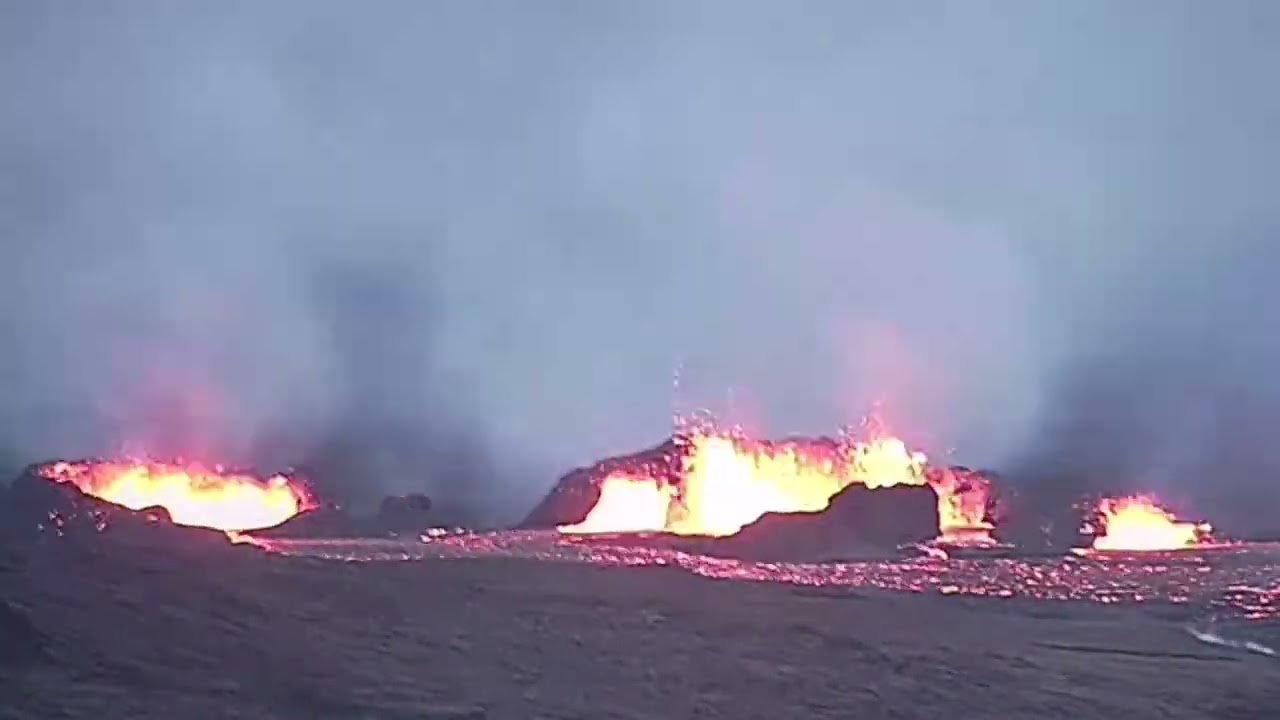 Huge Crater Chains Forming, Wall Collapse & Lava Caves, Iceland Sundhn&uacute;ka Volcano Fissure Eruption